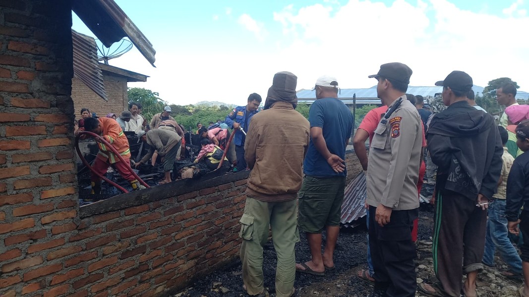 Dapat Laporan Dari Warga, Personel Polsek Tigapanah Langsung Terjun Padamkan Api Dapat Laporan Dari Warga, Personel Polsek Tigapanah Langsung Terjun Padamkan Api