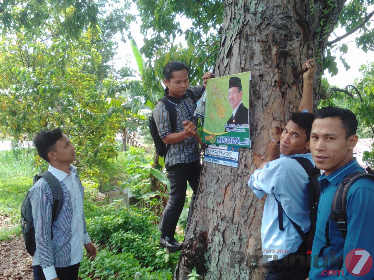 Aksi Bersih - bersih Mahasiswa dan Pemuda Padangsidimpuan Jaga Hutan Kota