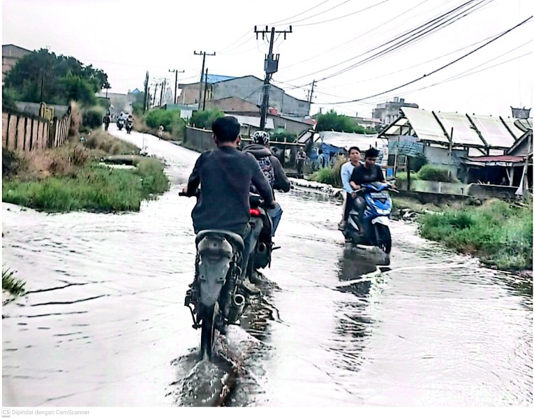 Akses Ke Kantor Camat Berastagi Digenangi Banjir, Warga Berharap Ada Pembangunan Drenase Yang Baru