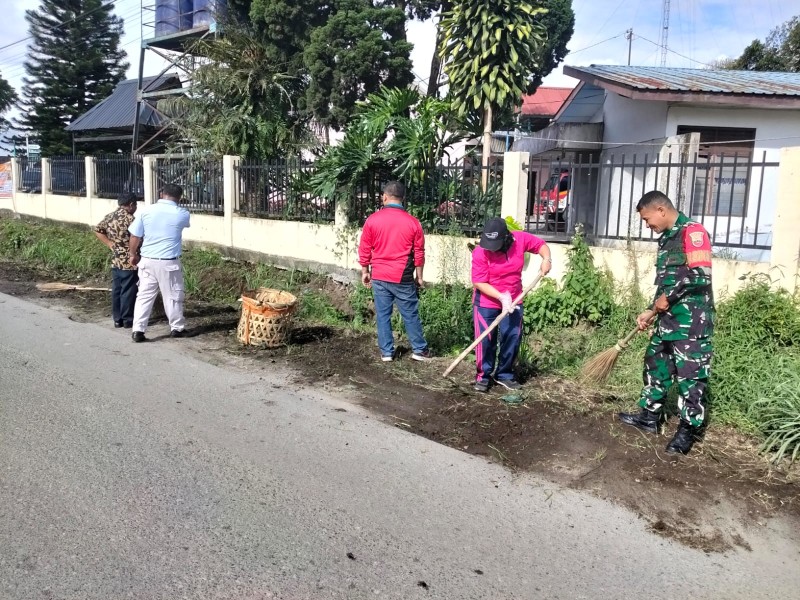 Babinsa Koramil 02/TP Tumbuhkan Rasa Kebersamaan Dengan Gotong Royong Bersama