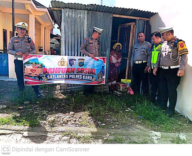 Jumat Berkah, Satlantas Polres Karo Bagikan Sembako kepada Warga Kurang Mampu