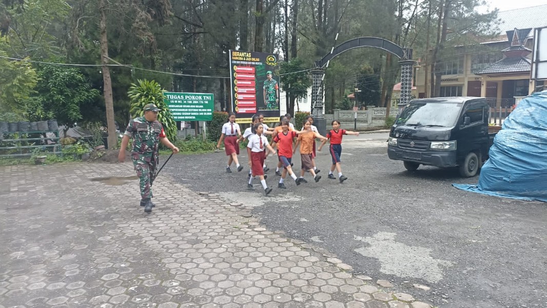 Babinsa Koramil 03/Berastagi Ajari PBB Kepada Pelajar SDS Kristen Mutiara Murni Karya