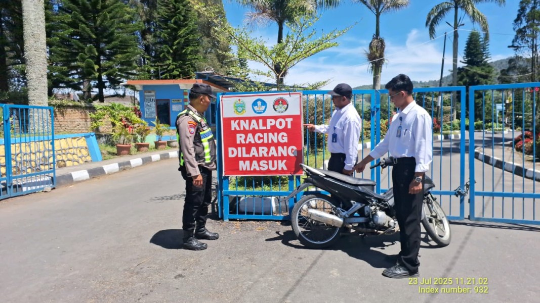 Tingkatkan Pembinaan Kepada Satpam, Kanit Binmas Polres Tanah Karo Sambangi SMK Negeri 1 Merdeka Tingkatkan Pembinaan Kepada Satpam, Kanit Binmas Polres Tanah Karo Sambangi SMK Negeri 1 Merdeka