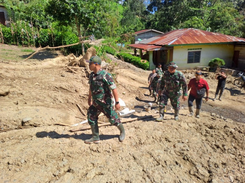 Tinjau Lokasi Longsor di Desa Ketawaren, Dandim 0205/TK Letkol Inf Ahmad Afriyan Rangkuti Ajak Warga Tingkatkan Kewaspadaan