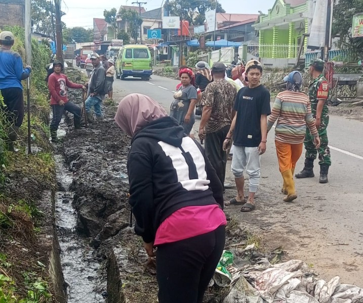 Kades Ndokum Siroga Bersama Babinsa Koramil 04/SE Ajak Warga Gotong Royong, Ciptakan Lingkungan Sehat