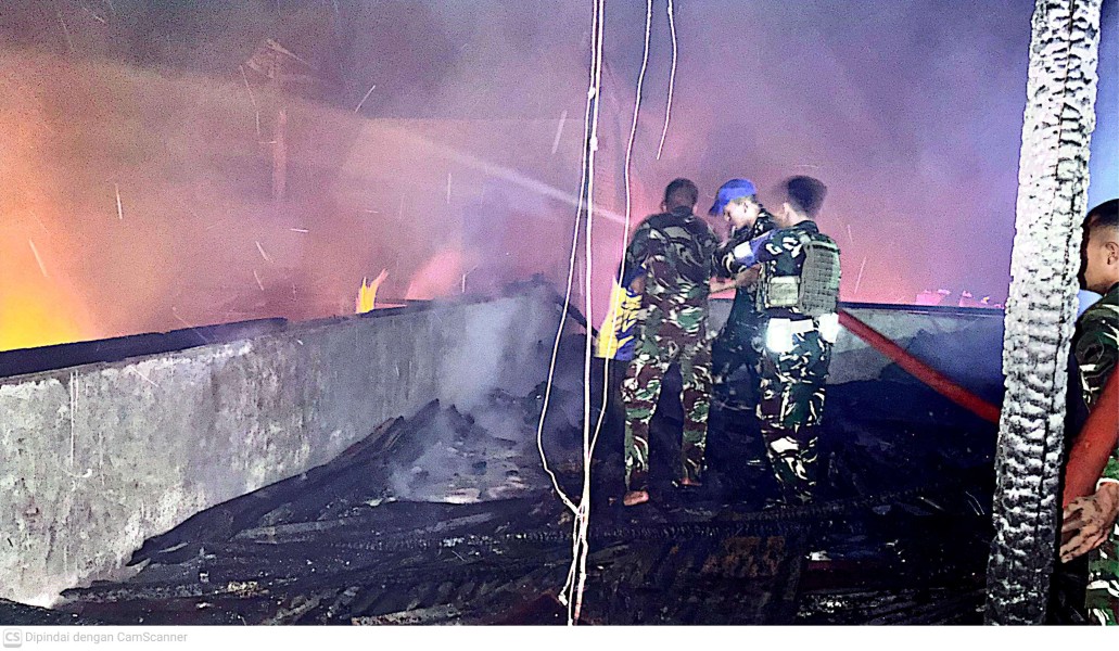 Prajurit Yonif TP 904/Garamata Terjun Langsung Padamkan Silidah Merah Di Mardingding