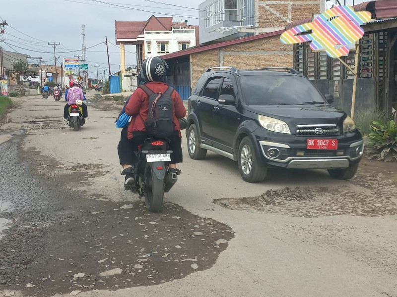 Warga Sebut Jalan Udara Hingga Desa Semangat Kecamatan Merdeka Kondisinya Kian Rusak Parah