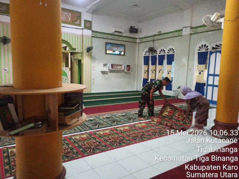 Jumat Bersih, Babinsa Koramil 08/TB Bersihkan Masjid Istigkomah Tigabinanga