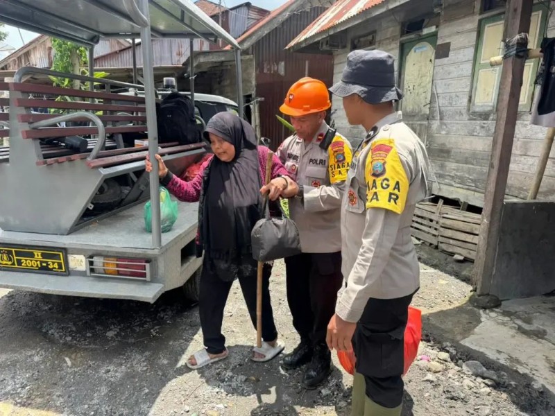 Bantu Mobilitas ke Desa, Polres Karo Layani Warga Pengungsi Kutatengah