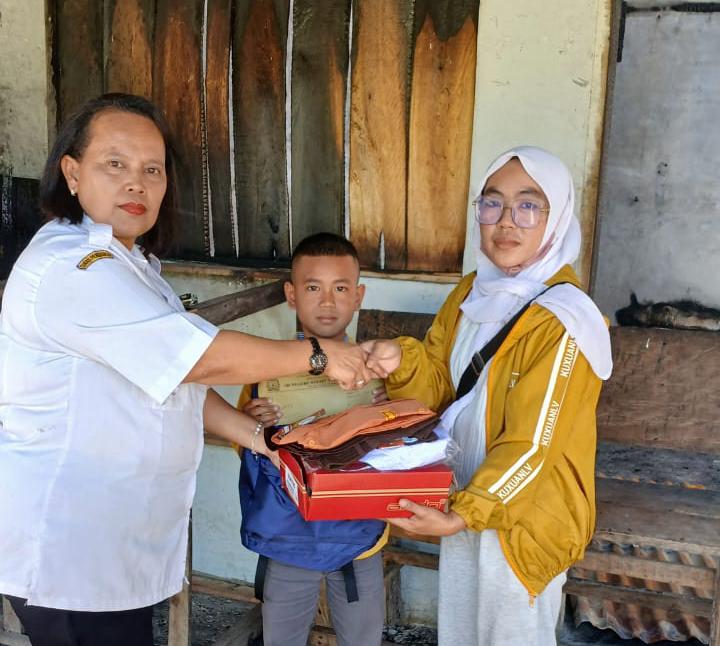 Rumah Salah Satu Siswa Kebakaran, Kepsek SDN 040487 Tiganderket Berikan Bantuan Peralatan Sekolah
