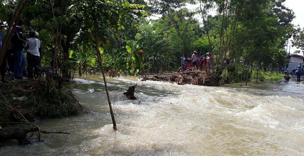 Ketinggiaan Air Capai 30 - 50 CM: Sungai Pemali Meluap, Jalur Brebes-Jatibarang Terendam
