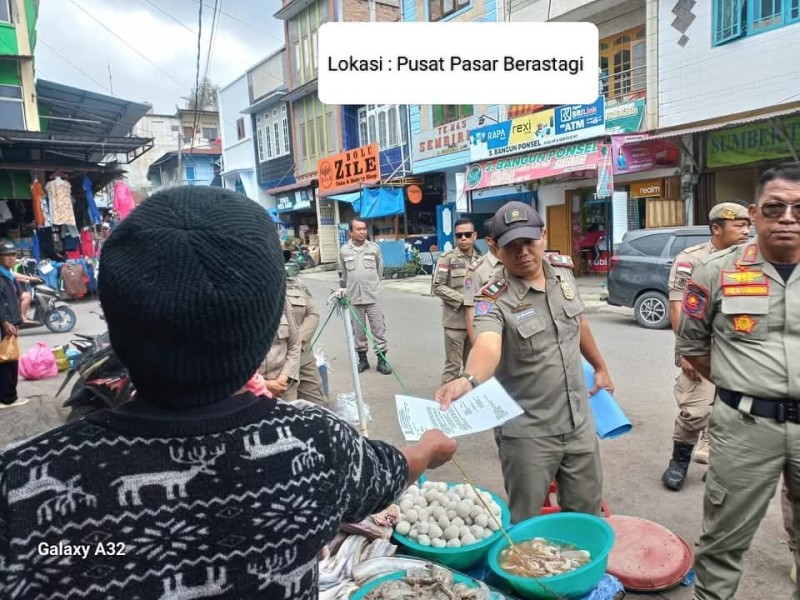 Untuk Menjadikan Kota Berastagi Bersih dan Rapi, Kasatpol PP Jhon Karnanta Imbau PKL Tidak Berjualan di Trotoar dan Bahu jalan