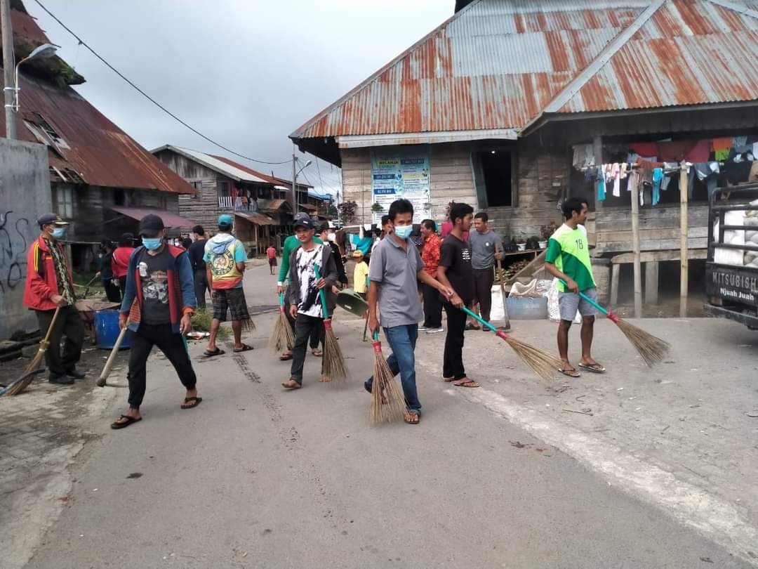 Karang Taruna Desa Sadaperarih Gotong Royong Bersihkan Jalan Desa