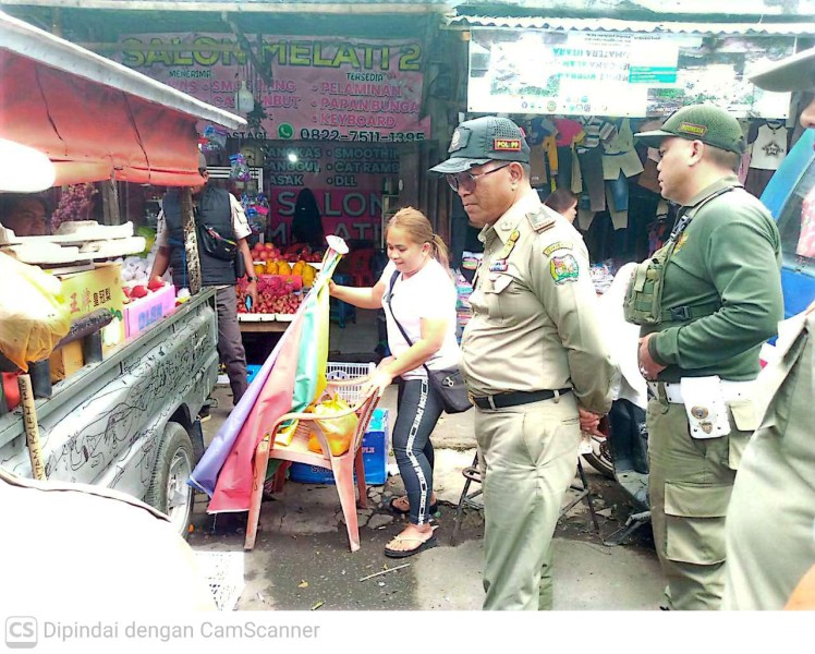 Kasat Pol PP Kabupaten Karo, Jhon Karnanta Sembiring Menghimbau Pedagang Kaki Lima (PKL) Agar Mematuhi Aturan