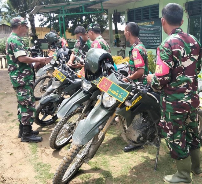 Pastikan Kondisi Baik, Danramil 09/Laubaleng Cek Kendaraan Dinas Dan Kelengkapan Surat Kendaraan