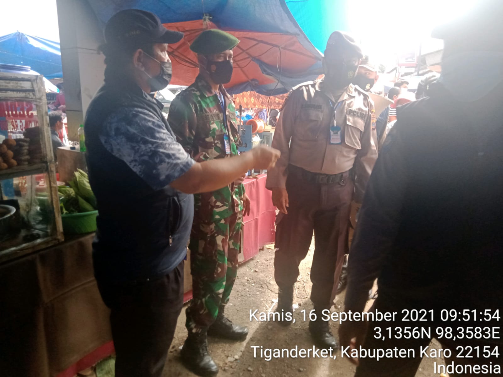 Pantau Pasar Tradisional Babinsa 05/PY dan Bhabinkamtibmas Himbau Agar Terapkan Protokol Kesehatan