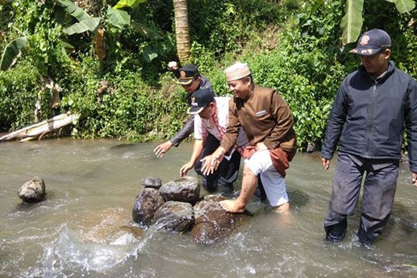 Jawa Barat: Batu Bersusun di Sungai Cibojong Dirobohkan Sebelum Berujung Kemusyrikan