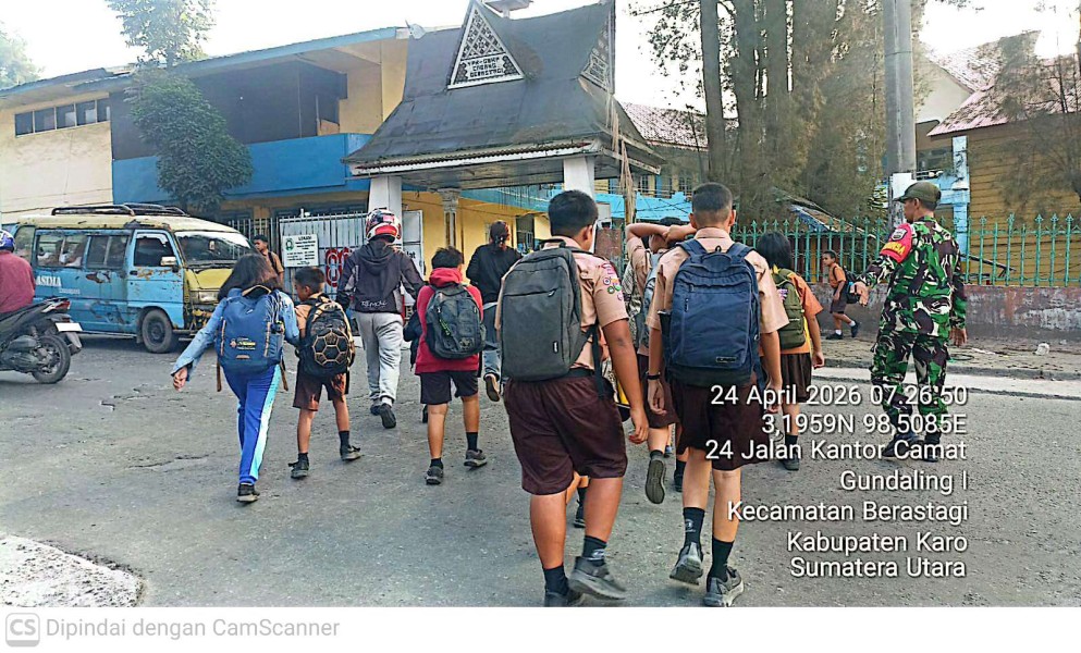Peduli Keselamatan, Babinsa Koramil 03/BT Bantu Seberangkan Anak Sekolah di Depan Masehi