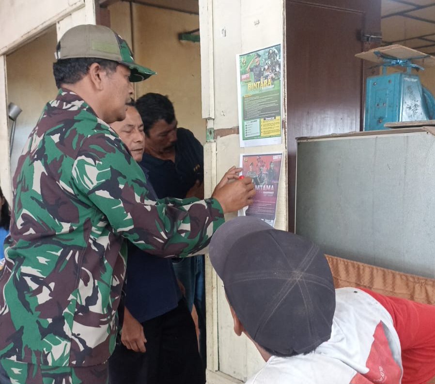 Babinsa Koramil 03/Berastagi Sosialisasi dan Pasang Benner Penerimaan Prajurit TNI AD