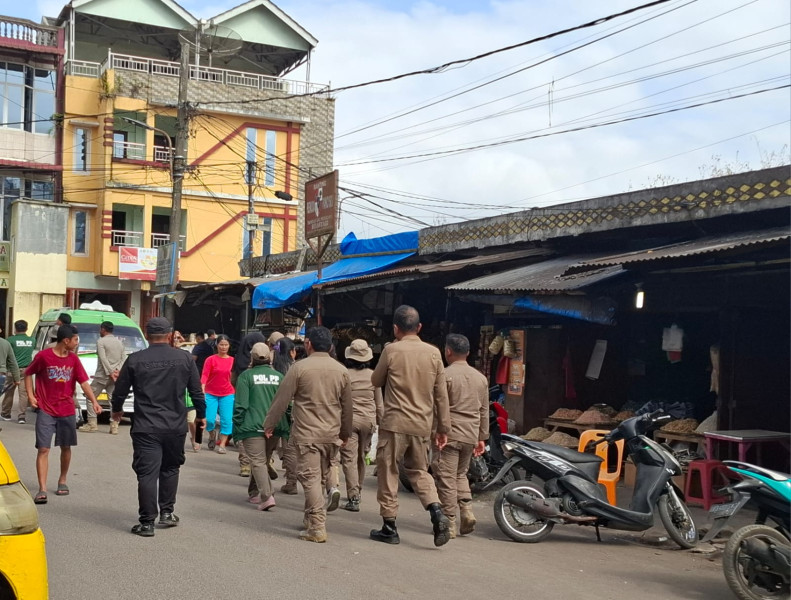 Untuk Berikan Kenyamanan Masyarakat, Satpol PP Karo Tingkatkan Patroli Untuk Cegah PKL Berjualan Dibadan Jalan dan Trotoar