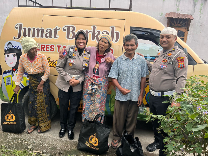 Personil Sat Lantas Polres Tanah Karo Gelar Aksi Sosial ‘Jumat Berkah’ Bagikan Sembako Gratis
