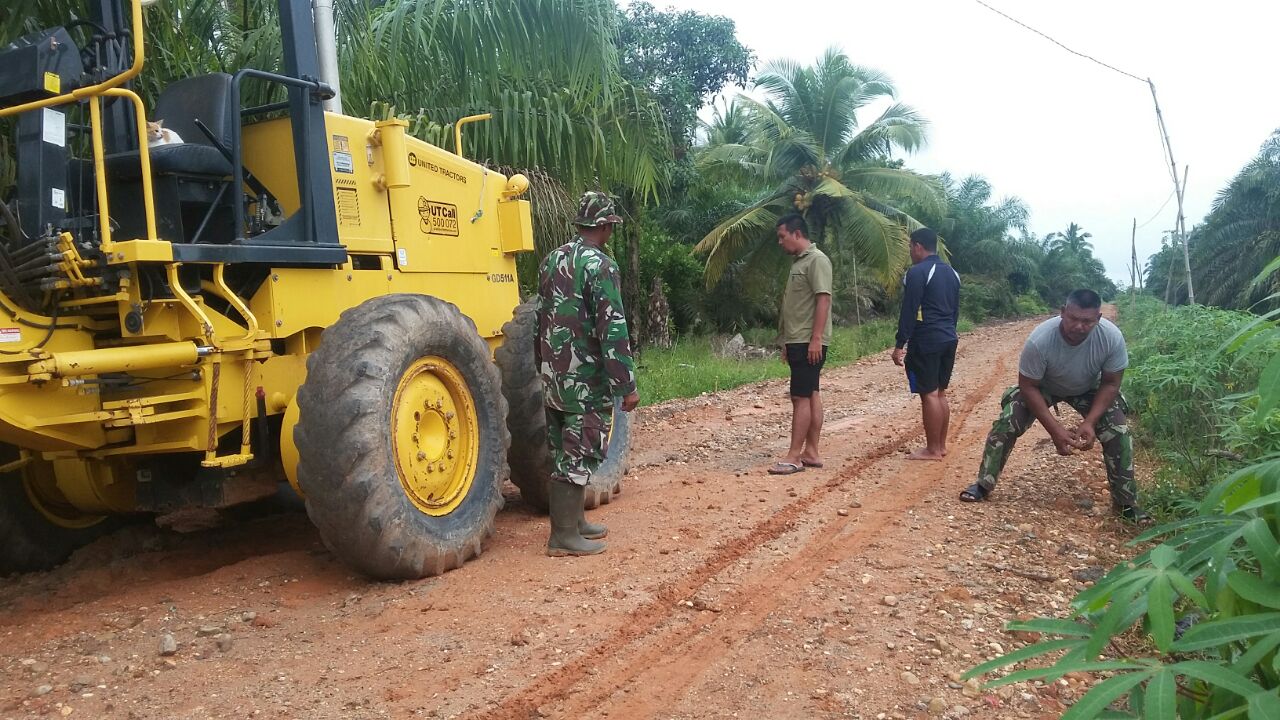 Hari ke 16 TNI-MMD, Penimbunan Akses Jalan di Desa Sei Rusa Didatangkan Alat Berat