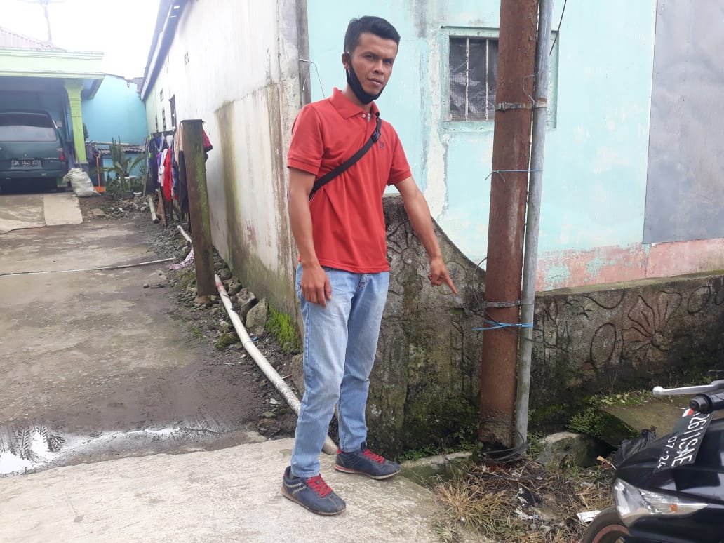 Warga Desa Semangat Khawatir Tiang Telkom Tumbang: Sudah Dilapor Tapi Belum Diperbaiki