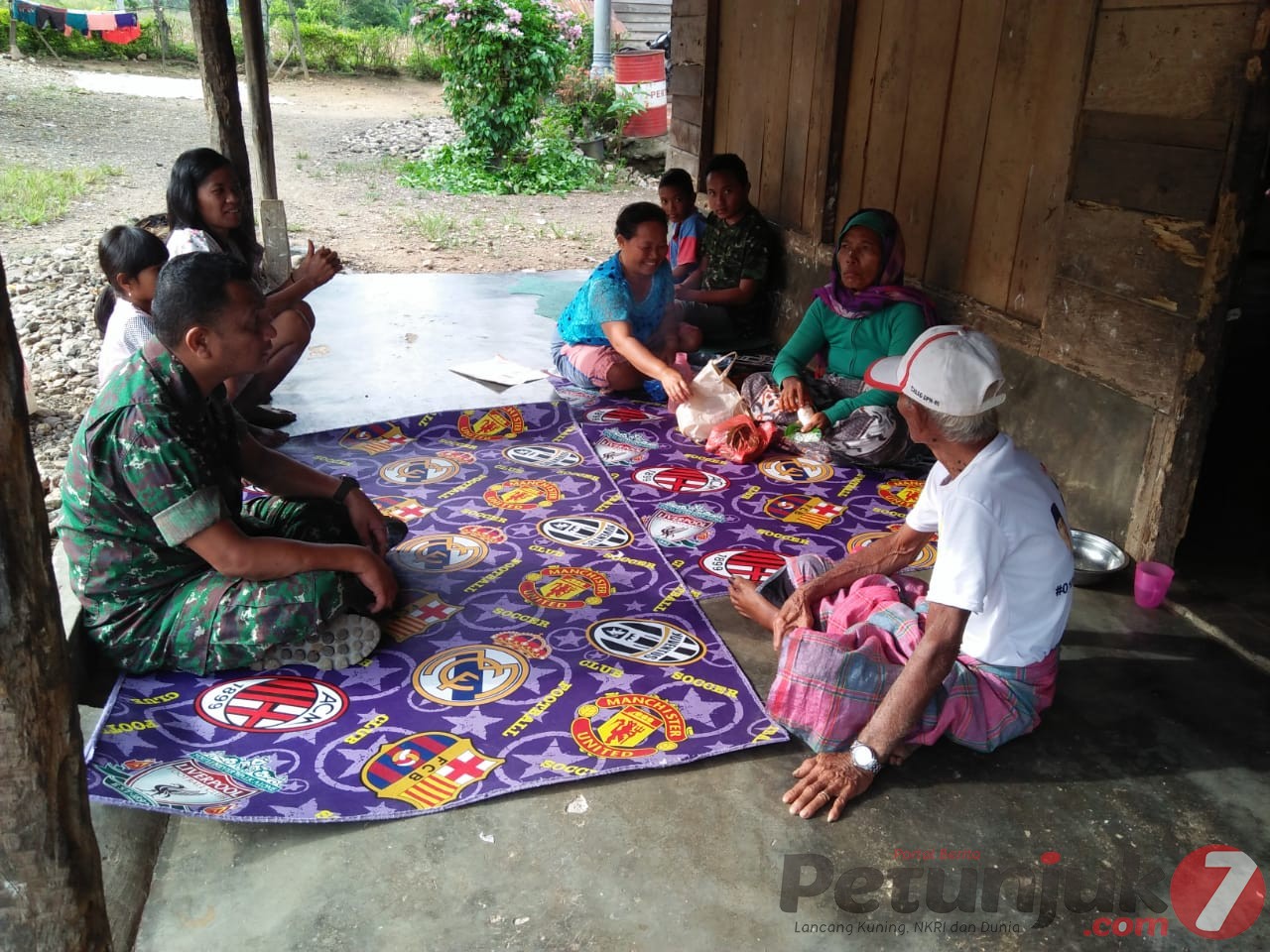 Giat Binter, Danramil 09/Laubaleng Komsos Bersama Tokoh Masyarakat di Desa Buluh Pancur