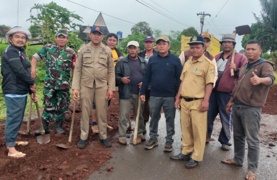 Peduli Kepentingan Masyarakat Banyak, Forkopimca Kecamatan Barusjahe Perbaiki Jalan Sukajulu - Barus Julu