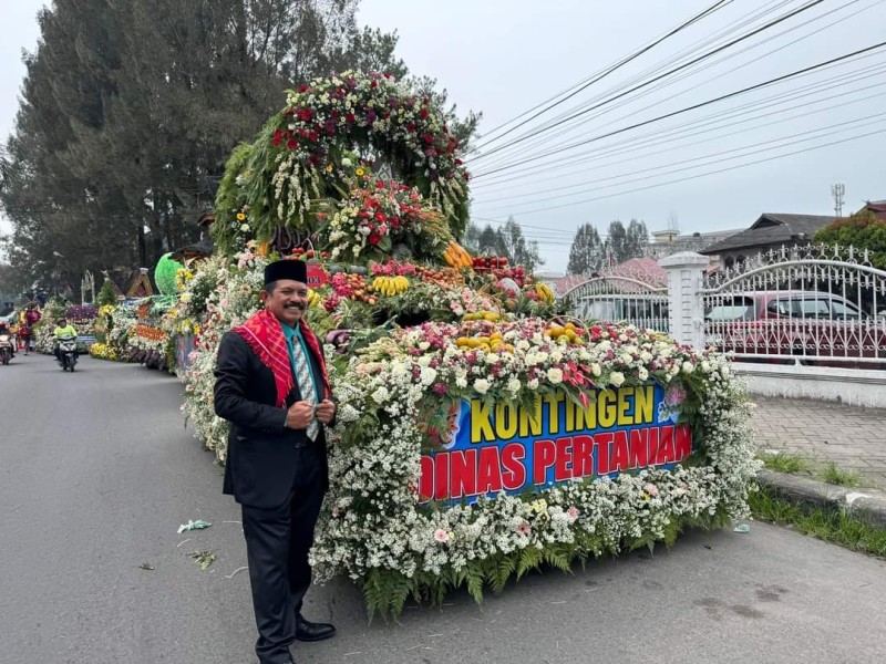 Kontingen Dinas Pertanian Kabupaten Karo Bernuansakan Bunga Dan Buah, Metehsa Purba: Melalui Festival Ini Kita Perkenalkan Produk Pertanian Karo