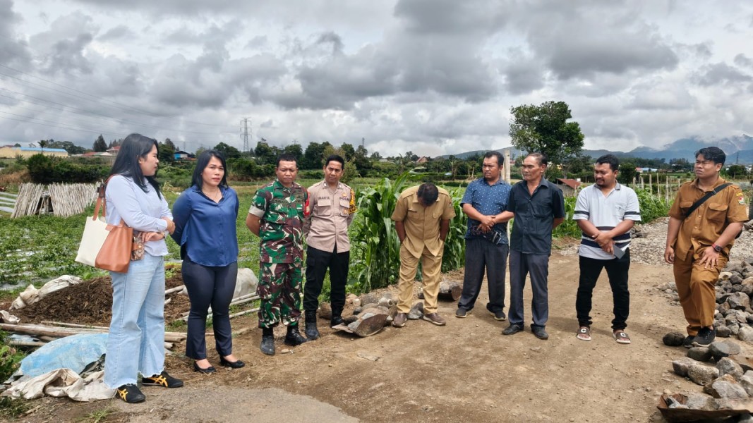 Monitoring Pembangunan Jalan Desa, Babinsa Koramil 03/BT Aktif Dalam Pengawasan Dana Desa