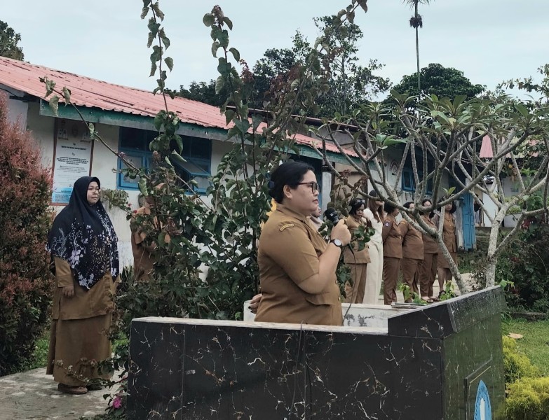 Sebagai Pembina Upacara, Royani Br Tarigan Spd Sampaikan Pesan Kepala SMA N 1 Simpang Empat Ingatkan Pelajar Untuk Jauhi Kenakalan Remaja