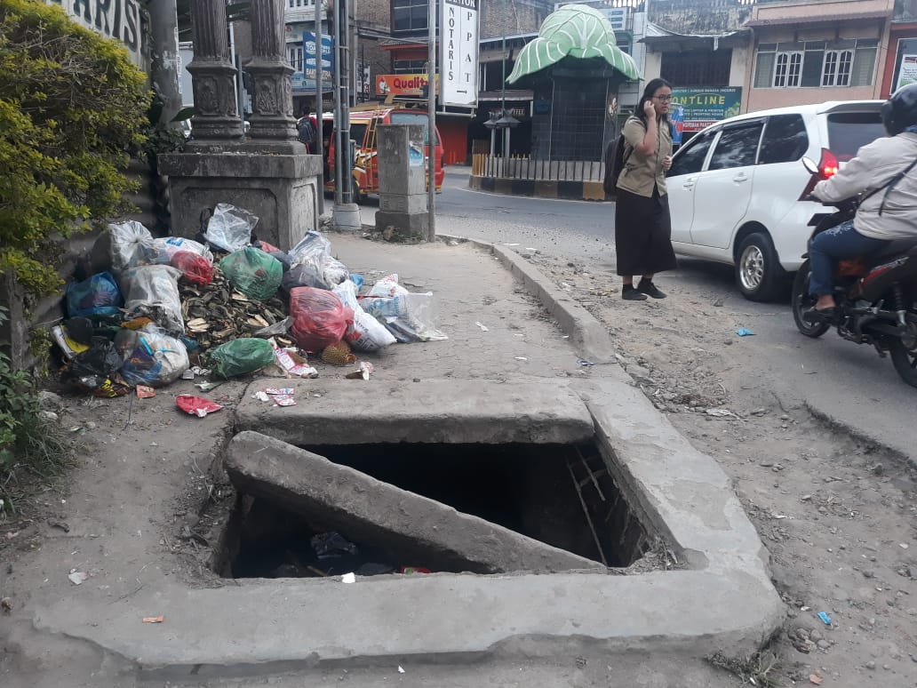 Warga Khawatir Penutup Drenaiase Amblas di Jalan Udara  (Berastagi)  Pejalan Kaki Bisa Jadi Korban