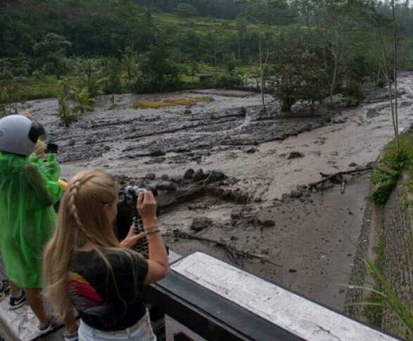 Informasi Terkini: Lahar Hujan Gunung Agung Mengalir ke Dua Sungai