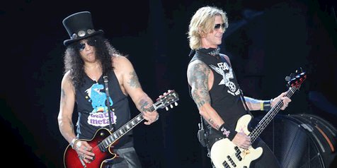 Konser Guns N Roses di Gelora Bung Karno, 'Hadiahkan' Microfon Untuk Penonton