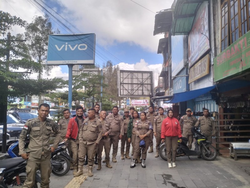 Masyarakat Berharap Tindakan Tegas Dari Satpol PP Untuk Pedagang Yang Berjualan Di Atas Torotoar Dan Bahu Jalan