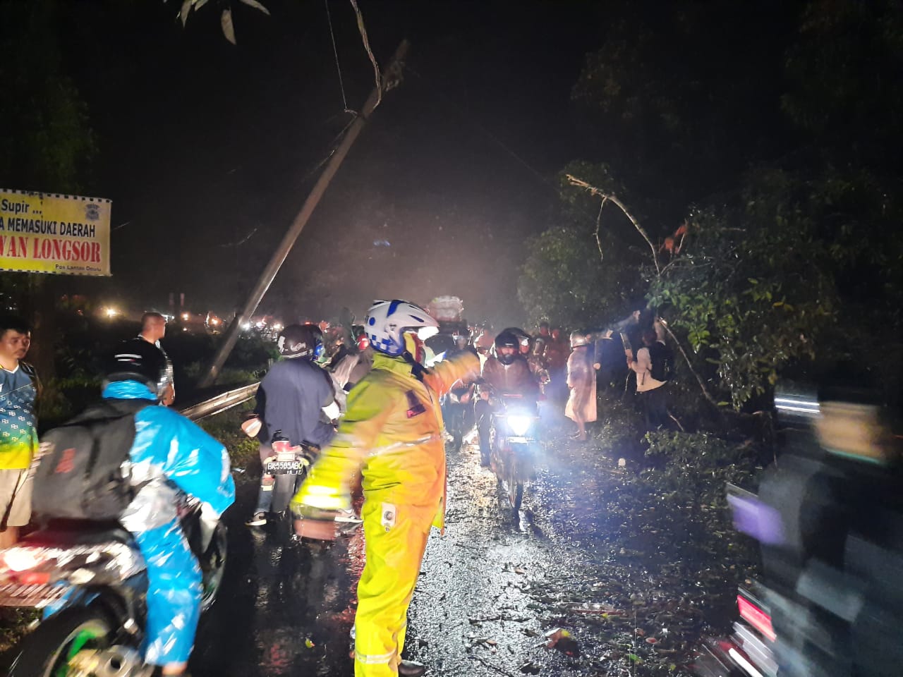Usai Bantu Warga Singkirkan Pohon Tumbang di Simpang Daulu, Polres Karo Atur Lalin Cegah Macet