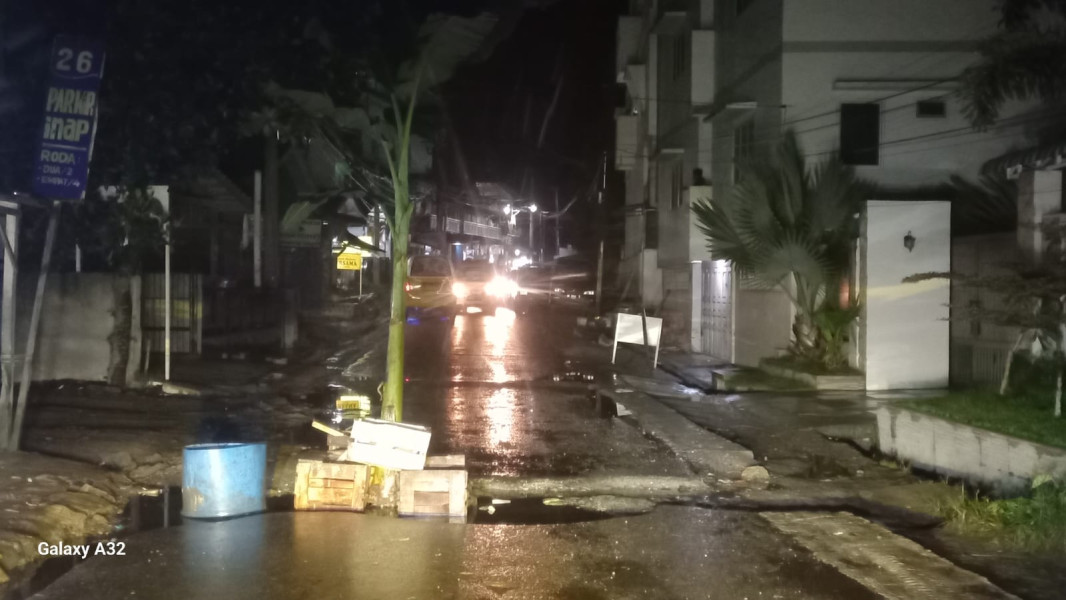 Jalan Ke Kantor Camat Berastagi Rusak Parah, Warga Tanam Pohon Pisang Dan Butuh Perhatian Bupati Karo