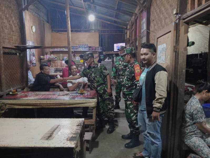 Babinsa Koramil 07/Juhar Laksanakan Komsos Dan Patroli Malam Wujudkan Kondusifitas Di Wilayah