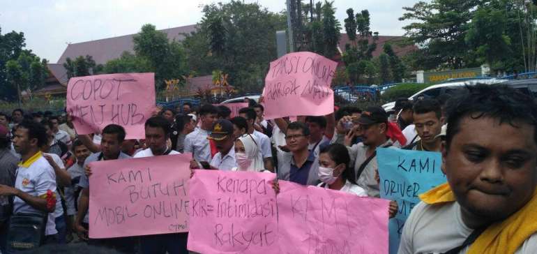 Ratusan Pengemudi Driver Online Demo di DPRD Riau, Ini Aspirasi Mereka