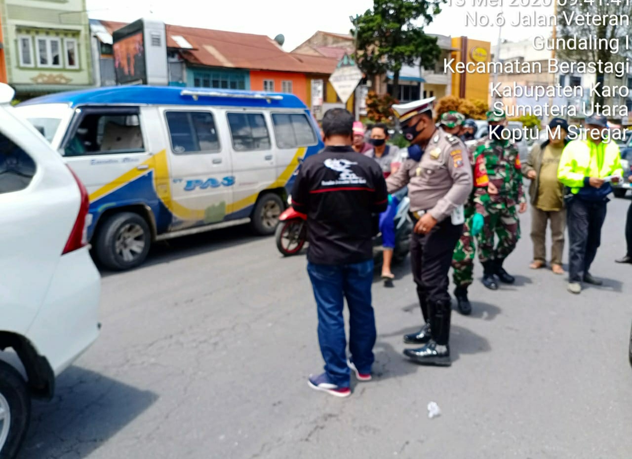 PJTK Bersama TNI - Polri Bagikan Masker Gratis ke Sopir Angkutan dan Pengendara R2 di Berastagi