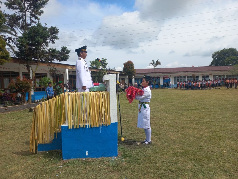 Upacara HUT RI ke-80 Berlangsung Khidmat, Camat Simpang Empat, Binaria Surbakti Ajak Warga Perkuat Persatuan Bangsa