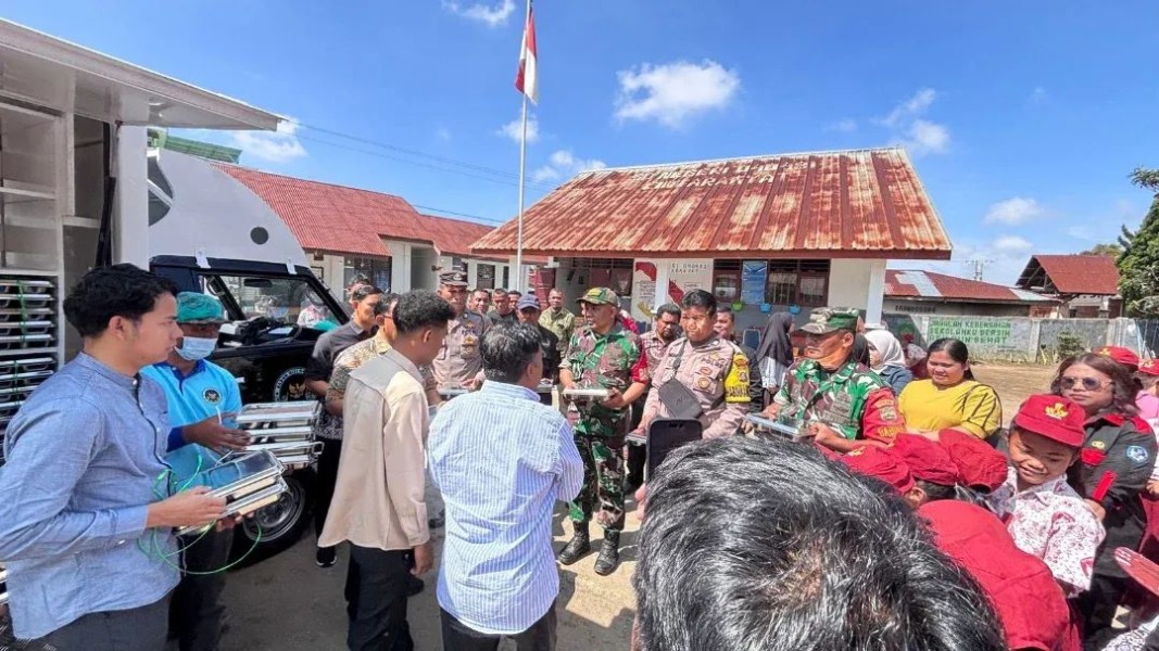 Polsek Simpang Empat Hadiri Launching Program Makan Gizi Gratis di Desa Cinta Rakyat