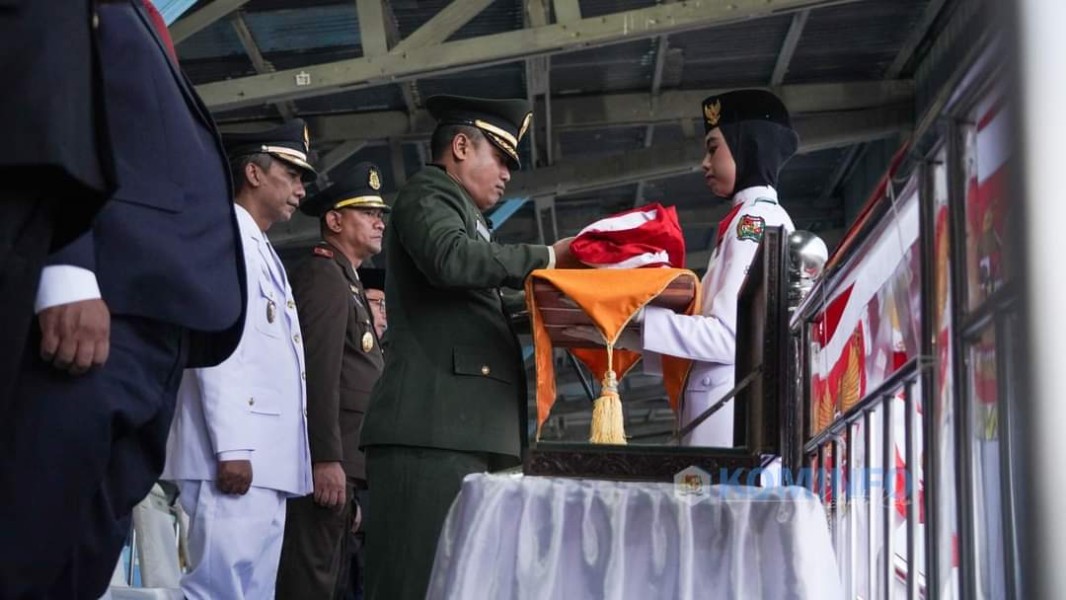 Dandim 0205/TK Letkol Inf Ahmad Afriyan Rangkuti Pimpin Upacara Penurunan Bendera HUT RI