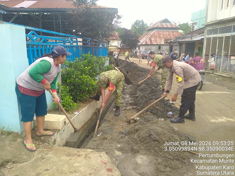 Babinsa Koramil 06/MT, Bhabinkamtibmas Dan Warga Desa Pertumbungen Gelar Gotong Royong Bersih-bersih Lingkungan