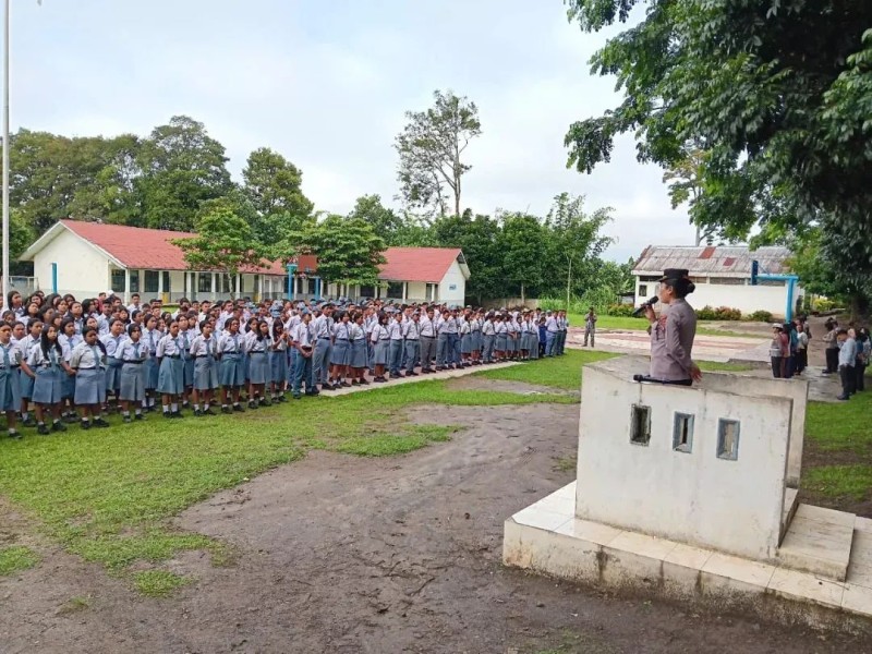 Kasat Binmas Polres Karo AKP Taruli Silalahi, Berikan Penyuluhan Kamtibmas di SMA N 1 Tigapanah, Ajak Pelajar Jauhi Kenakalan Remaja