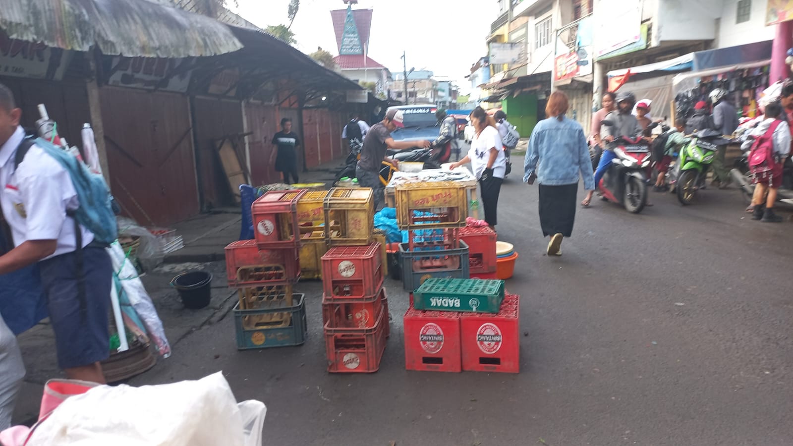 Para Pedagang Bebas Berjualan Di Badan Jalan , Perpas Berastagi Terkesan Tutup Mata