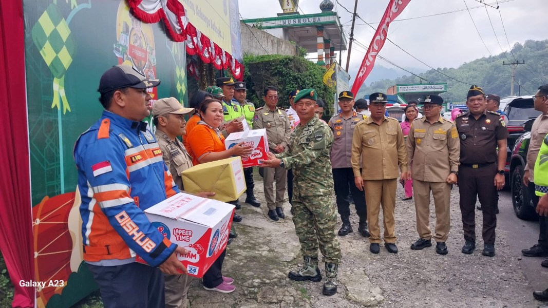 Forkopimda Kabupaten Karo Blusukan ke Pospam, Beri Kejutan Manis untuk Petugas Ketupat Toba 2026